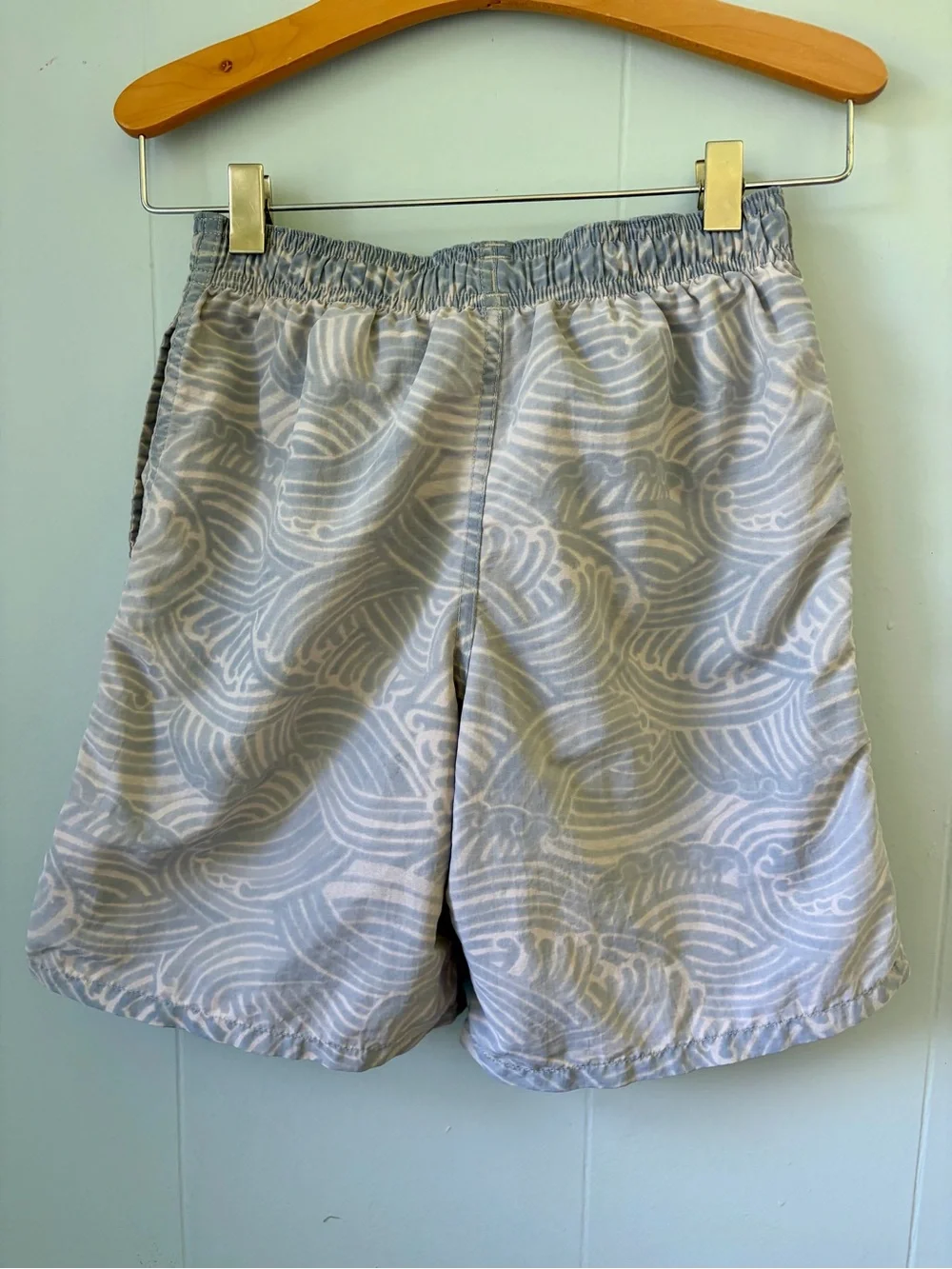 Patagonia Boys Light Gray & White Wave-Print Swim Trunks M